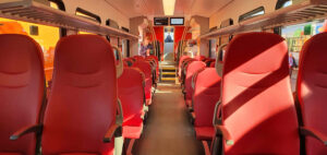 Interiér vozu jednotky Flirt v barvách italského regionu