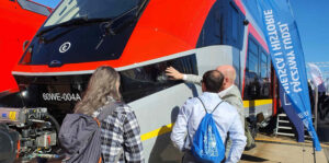 Prezentace jednotky PESA Elf 3.0 na veletrhu TRAKO 2025 v Gdaňsku