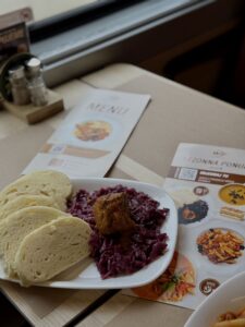 Vepřový vrabec s červeným zelím a domácími knedlíky z podzimní nabídky WAGON SLOVAKIA KOŠICE
