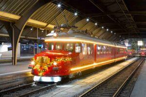 Vlak Roter Doppelpfeil s vánoční výzdobou, zdroj archiv SBB