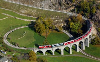 Kruhový viadukt Brusio v rámci Rhétské dráhy nedaleko hranic s Itálií