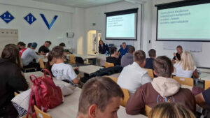 Akademie má kromě moderních výukových pomůcek i pohodlné učebny s komfortními sedačkami (osobně ověřeno).