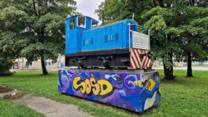 Historická motorová lokomotiva, která kdysi jezdila na dnes již zaniklé Povážské lesní železnici.