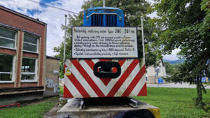 Historická motorová lokomotiva, která kdysi jezdila na dnes již zaniklé Povážské lesní železnici.