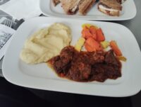 Výtečné dančí ragú na víně s kořenovou zeleninou a bramborovo-celerovým pyré - doporučujeme!