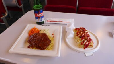 Dušené vepřové maso a zapékanka se sýrem z nabídky WARS