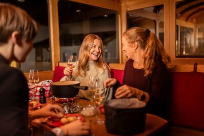 Fondue večeře ve voze číslo 6 společnosti Rigi Bahnen na vrcholu Rigi, zdroj archiv Rigi Bahnen