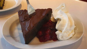 Brownie s džemem a šlehačkou z nabídky WARS