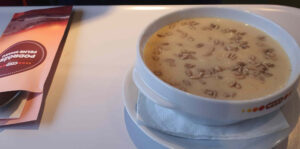 Krémová polévka z bílé zeleniny s jablkem antonovkou a křenem