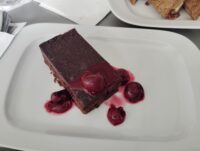 Vynikající koláč s čokoládovou ganache a karamelizovanými višněmi - doporučujeme!