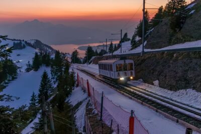 Pohled na historický zubačkový vůz číslo 6 společnosti Rigi Bahnen, ve kterém si dáte na vrcholu Rigi fondue, zdroj archiv Rigi Bahnen