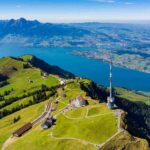 Pohled na vrchol Rigi z dronu včetně konečné stanice vlaků, zdroj archiv Rigi Bahnen