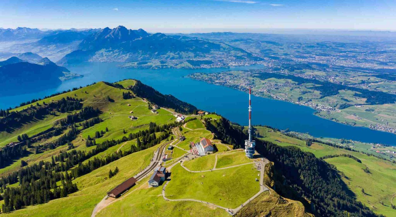 Pohled na vrchol Rigi z dronu včetně konečné stanice vlaků, zdroj archiv Rigi Bahnen