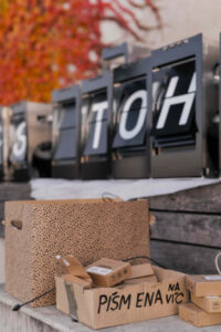 Z průběhu instalace uměleckého díla u hlavního nádraží