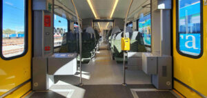 Defibrylátor u dveří jednotky Stadler