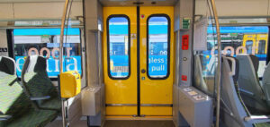 Defibrylátor u dveří jednotky Stadler