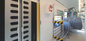 Defibriyátor u dveří jednotky Stadler