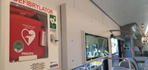 Defibrylátor u dveří jednotky Stadler