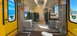 Defibrylátor u dveří jednotky Stadler