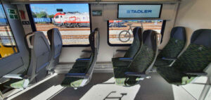 Jednotka Flirt v barvách dopravce Koleje Mazowiecki