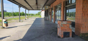 Na nádraží v Újezdci je všechno zavřené.