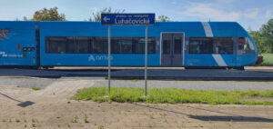 Přechod kolejí ve stanici Újezdec u Luhačovic