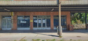 Na nádraží v Újezdc nejsou tu žádné služby.