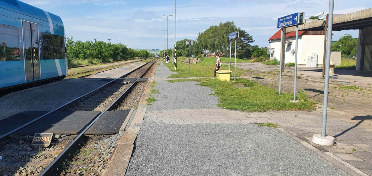 Dvojice nástupišť na vlakovém nádraží Újezdec u Luhačovic.