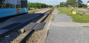 Přechod kolejí ve stanici Újezdec u Luhačovic