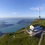 Vrchol Rigi v létě, v pozadí Zugské jezero, zdroj archiv Rigi Bahnen