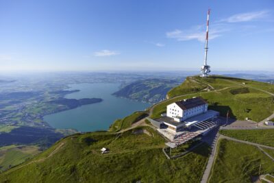 Vrchol Rigi v létě, v pozadí Zugské jezero, zdroj archiv Rigi Bahnen