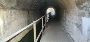 Tunýlek pod železniční tratí v Přibyslavi.