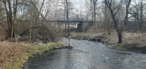 Pohled od řeky na lávku