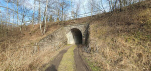 Tunýlek pod tratí. zastávky Ronov nad Sázavou