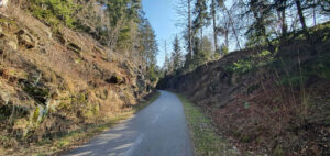 Zářěz v krajině po tělese původní dráhy