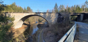 Oblouk železničního mostu nad řekou Sázavou u Přibyslavi