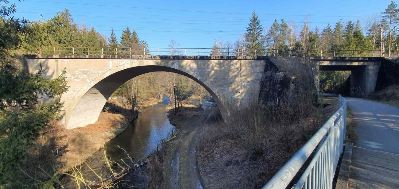 Oblouk železničního mostu nad řekou Sázavou u Přibyslavi
