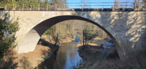 Oblouk železničního mostu nad řekou Sázavou u Přibyslavi