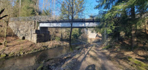 Lávka pro pěší a cyklisty na původních základech železničního mostu