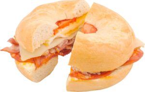 Bagel s chorizem a sázeným vejcem ze zimní nabídky Leo Express