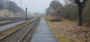 Bakov nad Jizerou, nástupiště u koleje 1