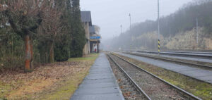 Bakov nad Jizerou, nástupiště u koleje 1