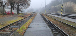 Nádraží Bakov nad Jizerou, nástupiště u koleje 2