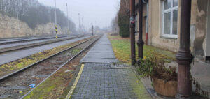 Bakov nad Jizerou, nástupiště u koleje 1