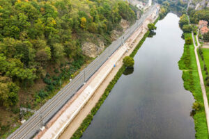 Úsek opravené trati mezi Berounem a Karlštejnem