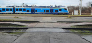 Přechod kolejí k nástupišti na nádraží v Chlumci nad Cidlinou