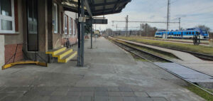 Přechod kolejí k nástupišti na nádraží v Chlumci nad Cidlinou