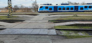 Přechod kolejí k nástupišti na nádraží v Chlumci nad Cidlinou