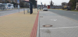 Parkování u nádraží v Chlumci nad Cidlinou.