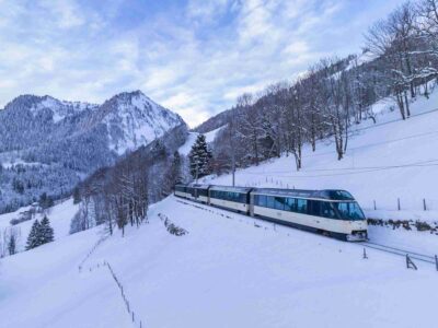 Golden Pass Panoramic jede zimní krajinou
